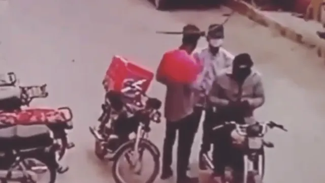 bikers-try-to-rob-delivery-agent-return-stole-things-and-hug-him-after-he-starts-crying-viral-video